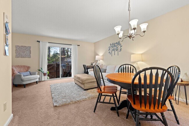 Building Photo - Townhouse in Chapel Hill