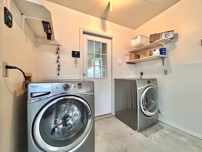 Building Photo - Comfortable & Nice 3BR / 2BA One-Level Home — Garage, Yard & Laundry Room