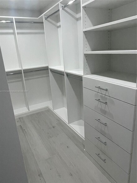 Building Photo - 575 Crandon Blvd