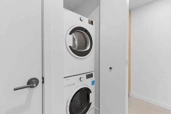 Building Photo - 501 NE 1st Ave