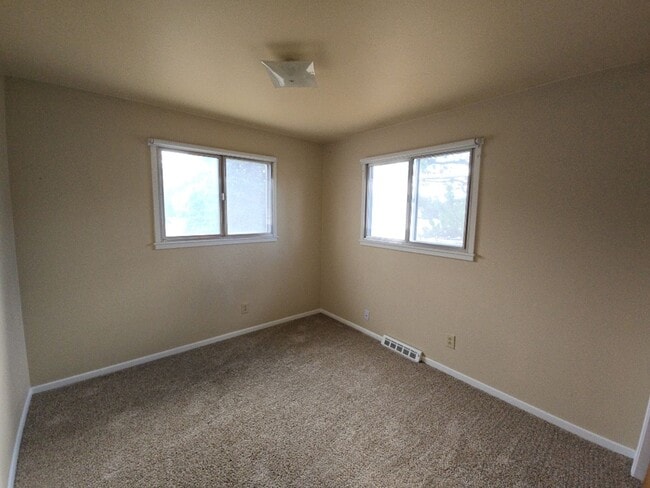 Building Photo - STUDENTS WELCOME! 5-Bedroom / 3-Bathroom Tri-Level Home Two Miles from CSU