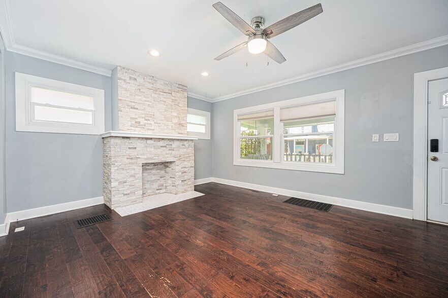 Building Photo - 906 S Champion Ave