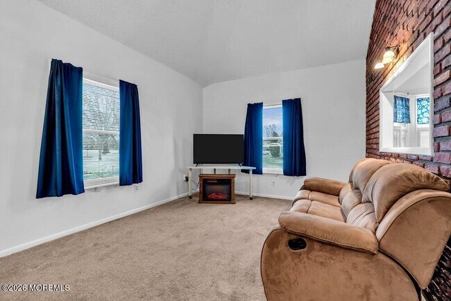 Building Photo - 11 Sutton Dr