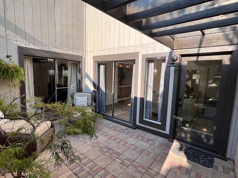 Patio - 3350 Altamont Rd S