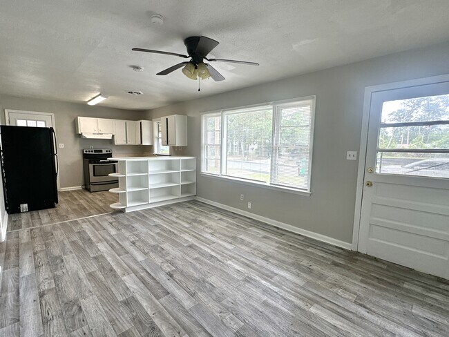 Building Photo - 825 Bethune St