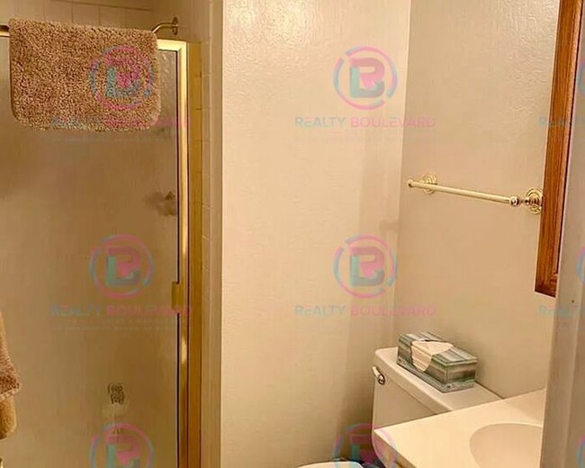 Building Photo - Spacious 4-bedroom, 3-bath home located in...