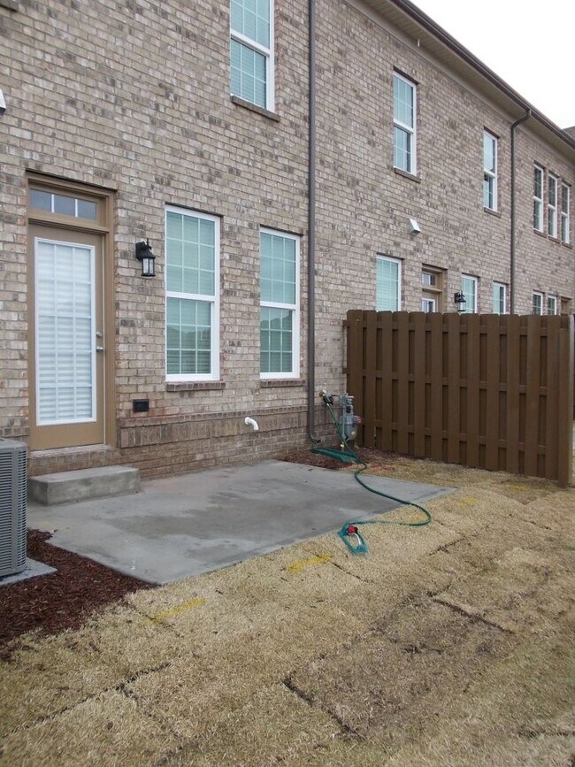 Building Photo - 3 Bed 2.5 Bath 2 story townhome in Christe...