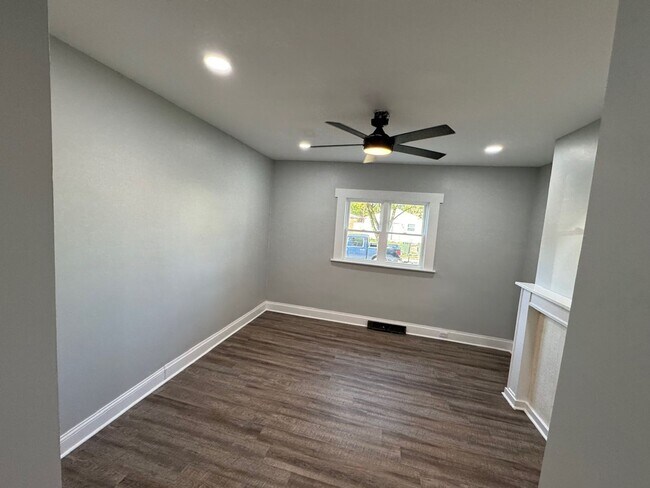 Building Photo - 384 Clarendon Ave