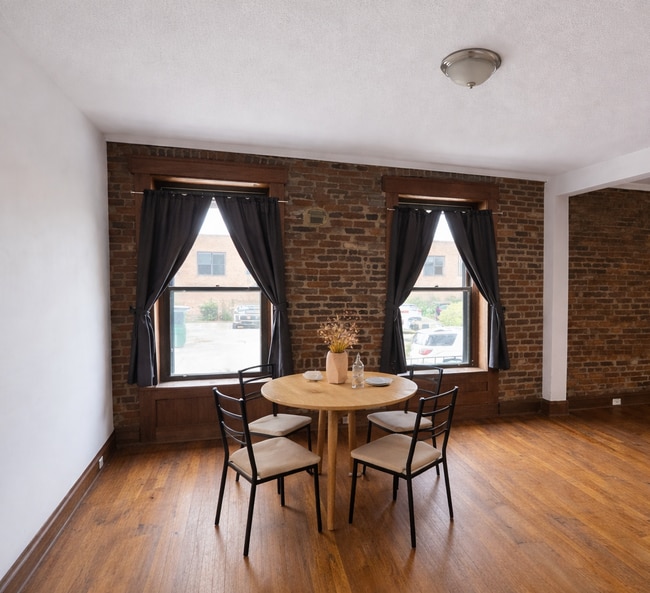 Building Photo - 209 W Fifth Ave