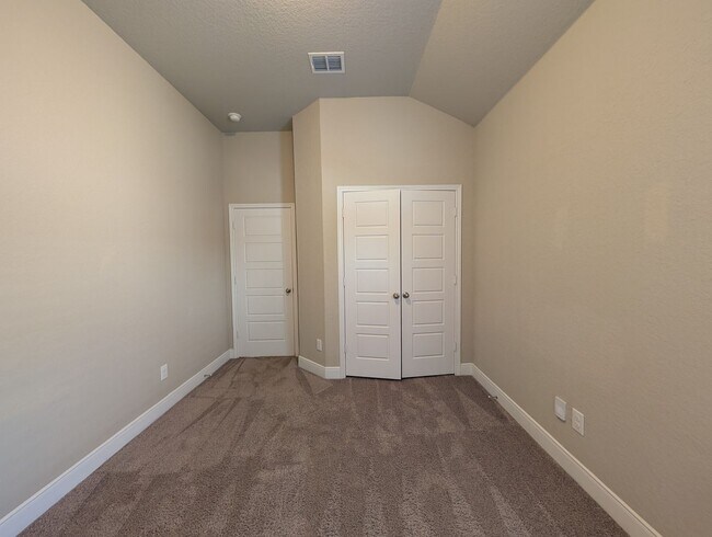Building Photo - 3/2/2 Duplex / Less than 1 Mile to Gruene / Fridge Included/ Gas Cooking / Covered Patio / CISD