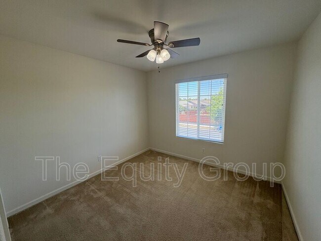 Building Photo - 914 Legend Dr