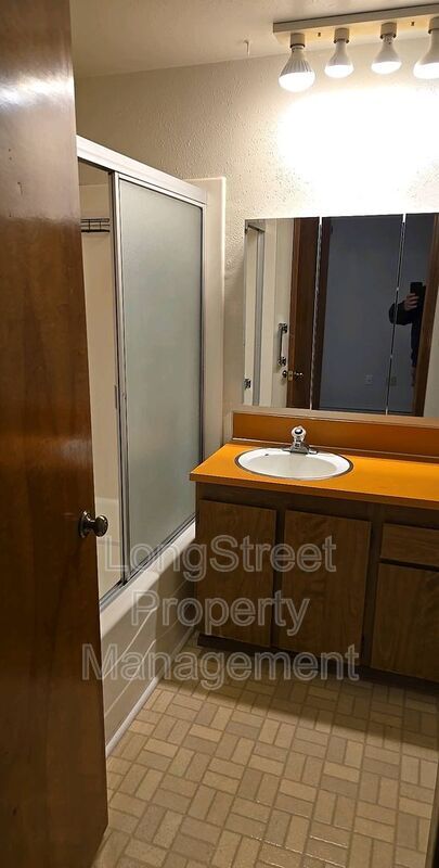 Building Photo - 615 SE Chicago St