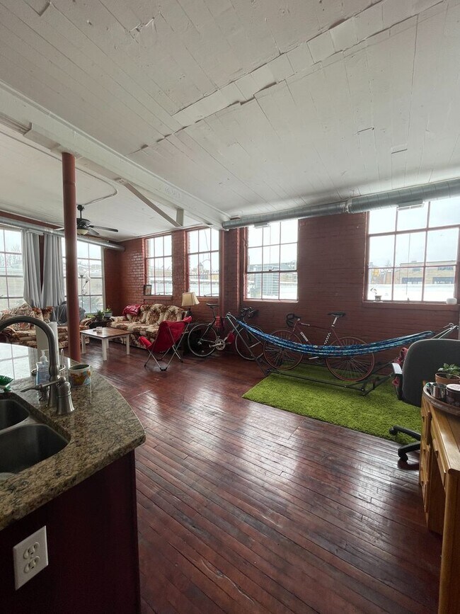 Building Photo - 2 bed 2 bath industrial style apartment *Short Term Rental*