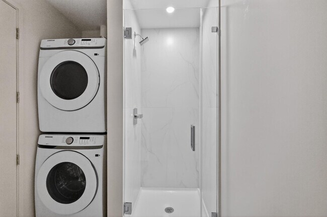 Building Photo - 700 NE 24th St