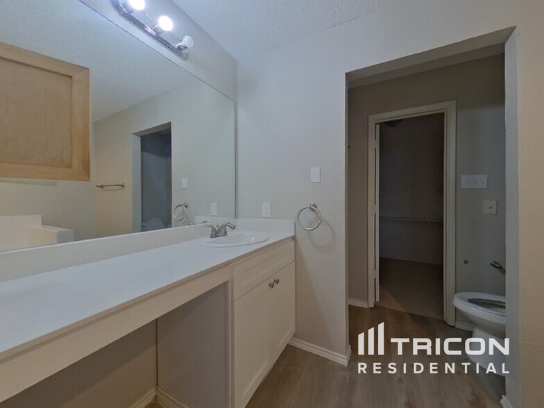 Building Photo - 5115 Whitehaven Dr