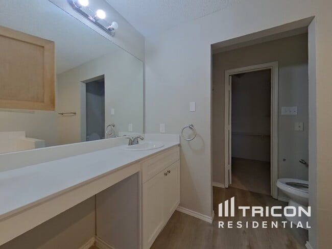 Building Photo - 5115 Whitehaven Dr