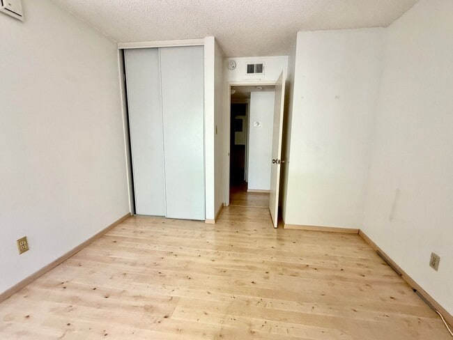 Building Photo - Bright & Updated 2bed 1 bath Tarzana Condo in Gated Community!