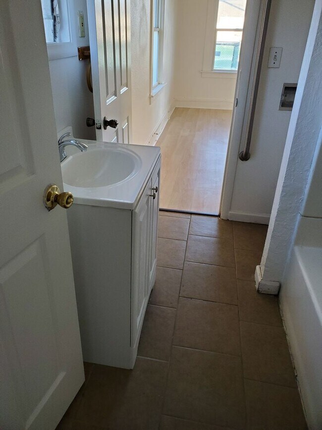 Building Photo - Downtown Charmer