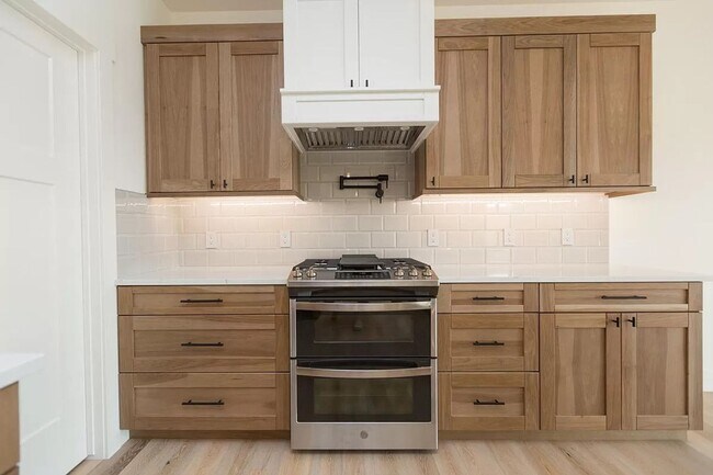 Building Photo - Luxury Townhome in Quiet Neighborhood