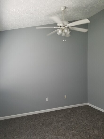 2nd bedroom (closet not shown) - 343 Beaverview Dr