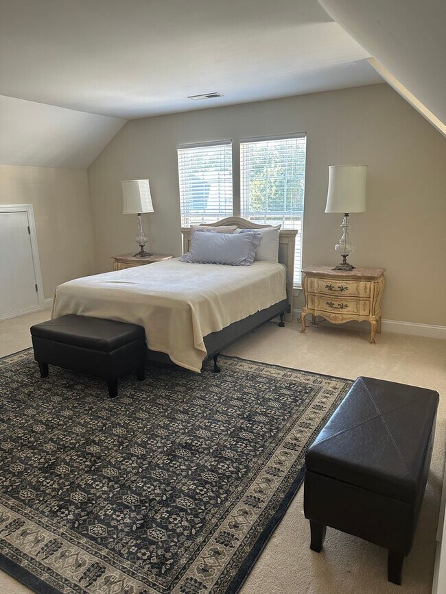 Building Photo - Prime Location, Five Forks! Lease only