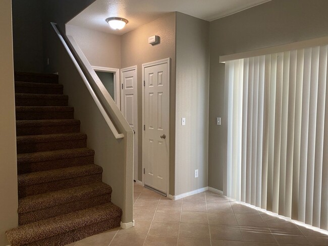 Building Photo - 2 Story 2 brm 2 1/2 bath 1 car garage home