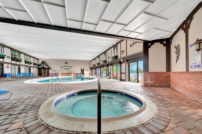 Building Photo - 3650 Inverrary Dr