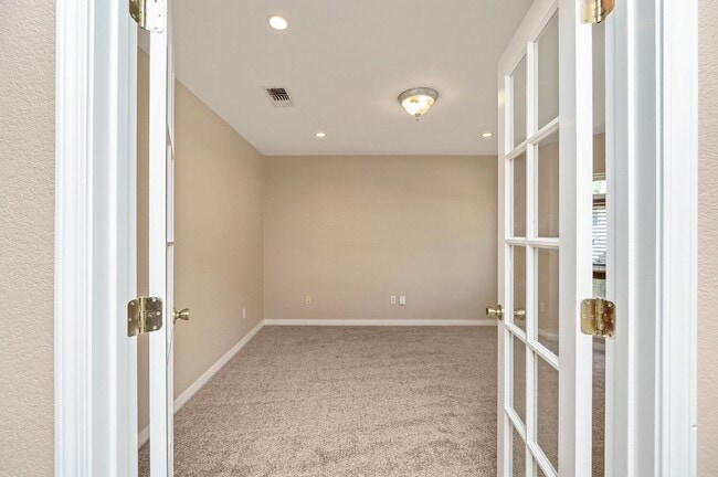 Building Photo - Spacious Home in Navarre!
