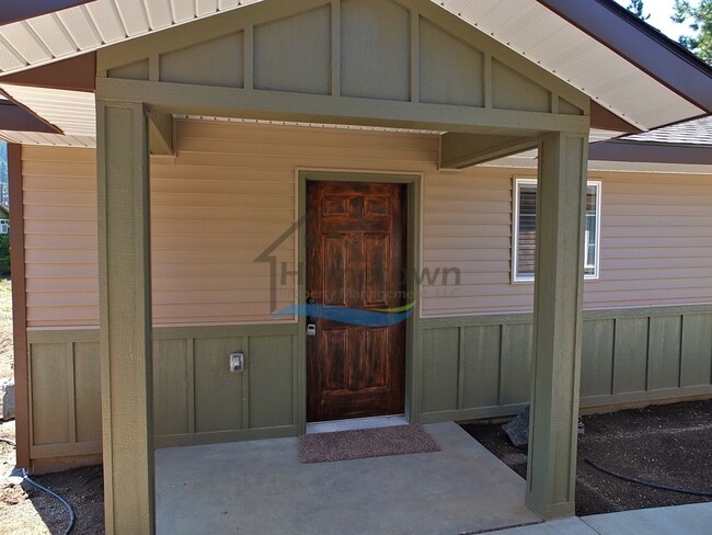 Building Photo - Beautiful 1 Bed 1 Bath Cottage Centrally L...