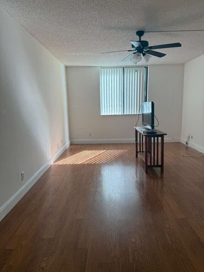 Building Photo - 733 SE 1st Way