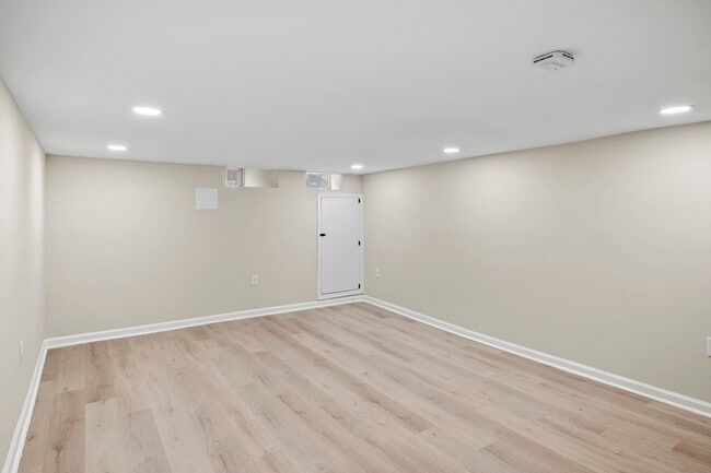 Building Photo - 139 N Lakewood Ave