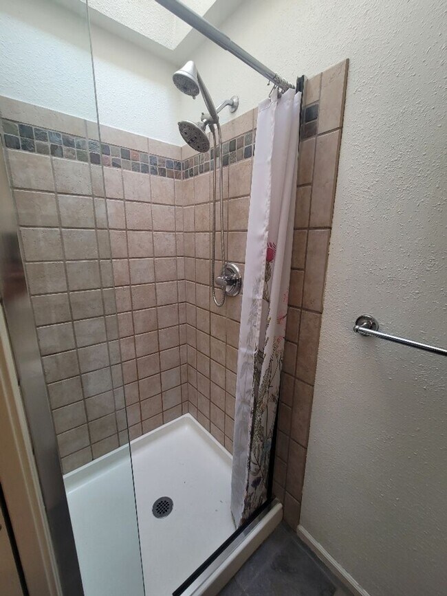 Building Photo - Kent 4 bedroom plus Den and 3 bathrooms & ...