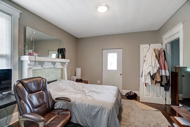 Building Photo - 350 Volkert St