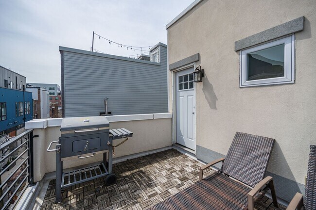 Building Photo - Modern Olde Kensington Home