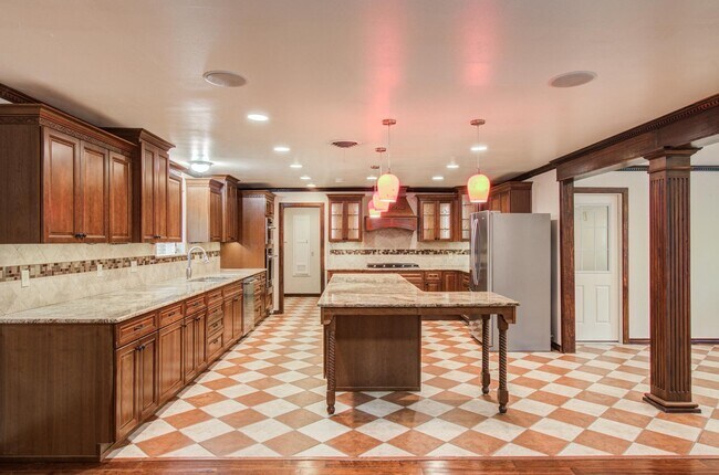 Building Photo - 1722 Front St