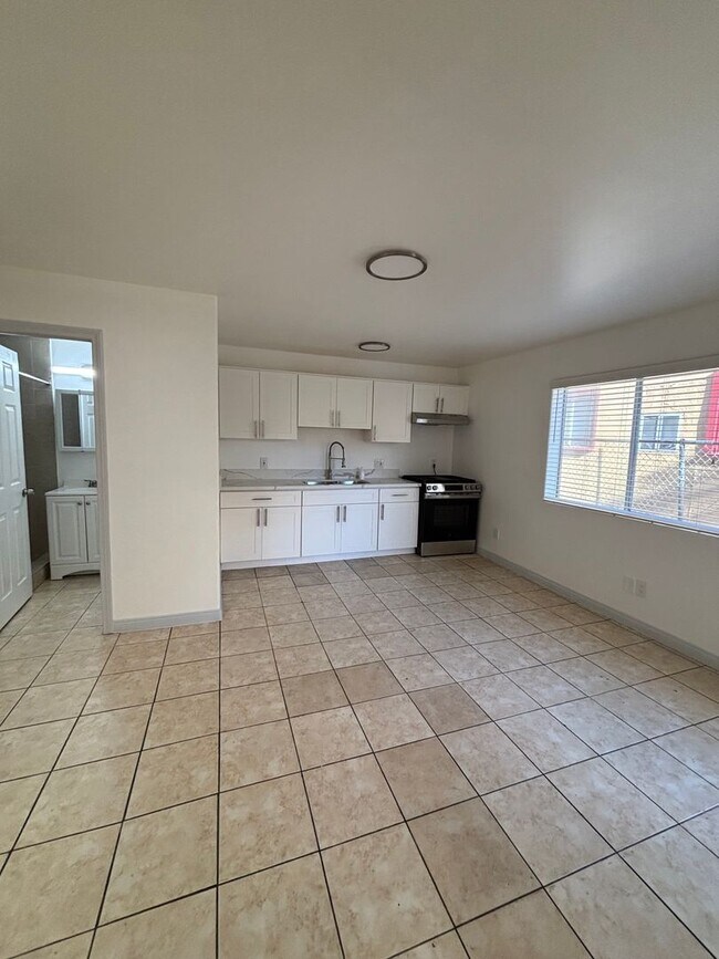 Building Photo - Beautiful Newly Renovated 1 Bedroom in Lon...