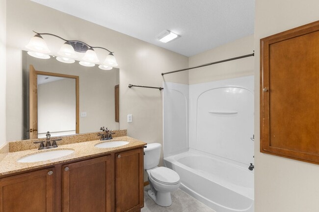 Building Photo - Modern 2-Bed Townhome with Vaulted Master & Private Deck – Prime Columbus Location!