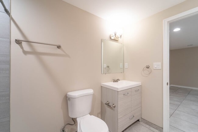 Building Photo - 5 BD 3 BA Oxon Hill, MD home is ideal for ...