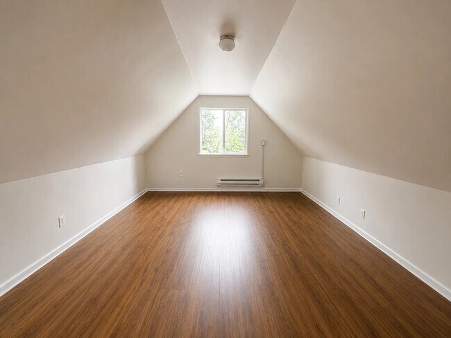 Building Photo - Charming 2/1 home nestled amongst the trees!