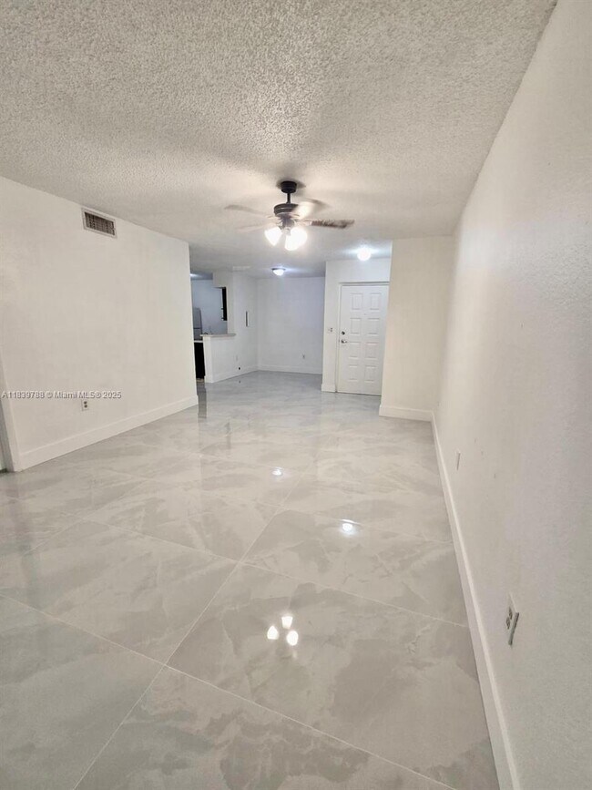 Building Photo - 2820 N Oakland Forest Dr