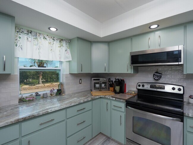 Building Photo - "Spacious 3-Bed Sanctuary with 3.5 Baths in Charming Port Charlotte!"