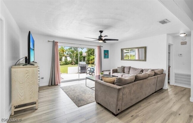 Building Photo - 1661 Coronado Rd