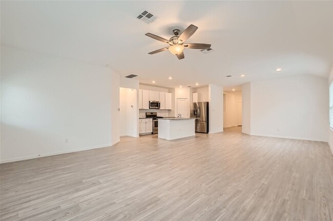 Building Photo - 3 bedrooms with 3.5 bathrooms! BONUS ROOM ...