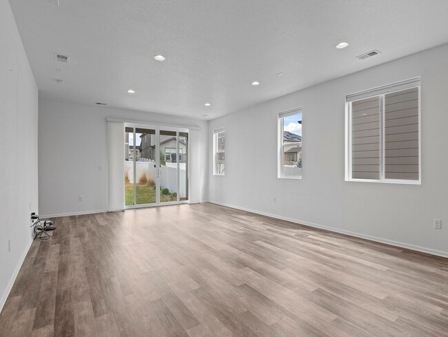 Building Photo - Modern Home With Great Amenities Available...