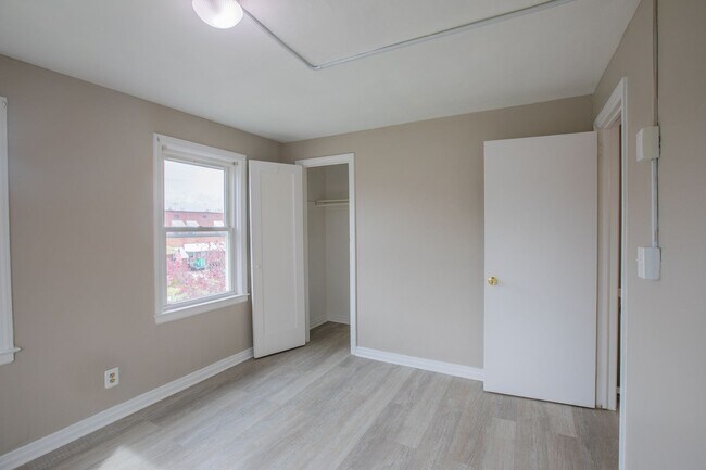 Building Photo - Lovely 2 BR/1 BA EOG Townhome in Brooklyn ...