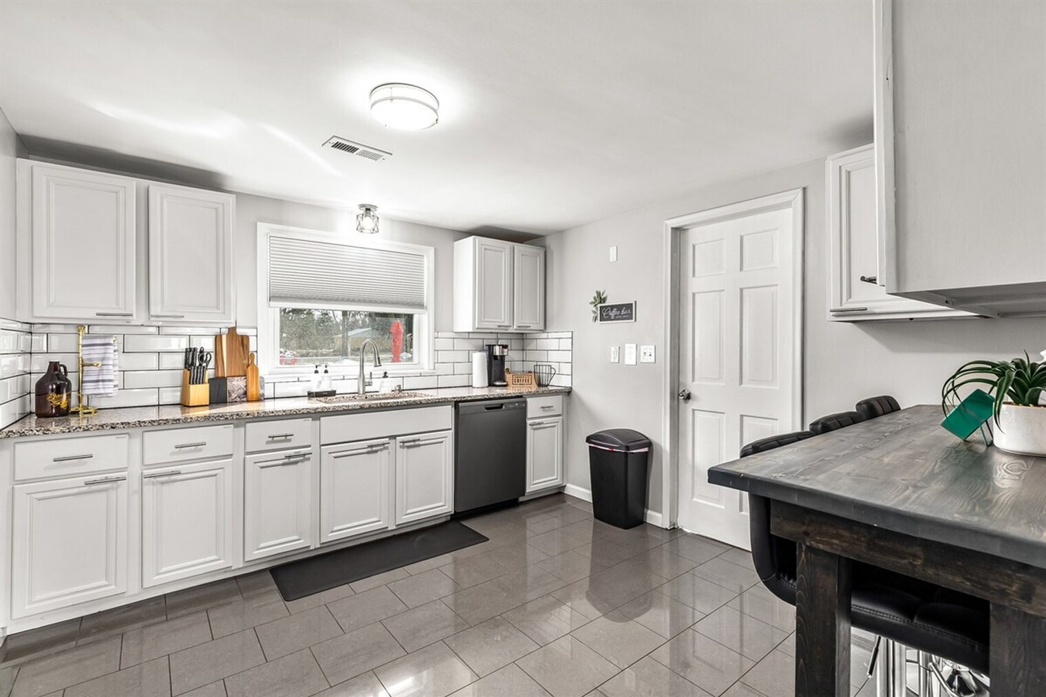 Building Photo - 8254 Mary Ann Ave