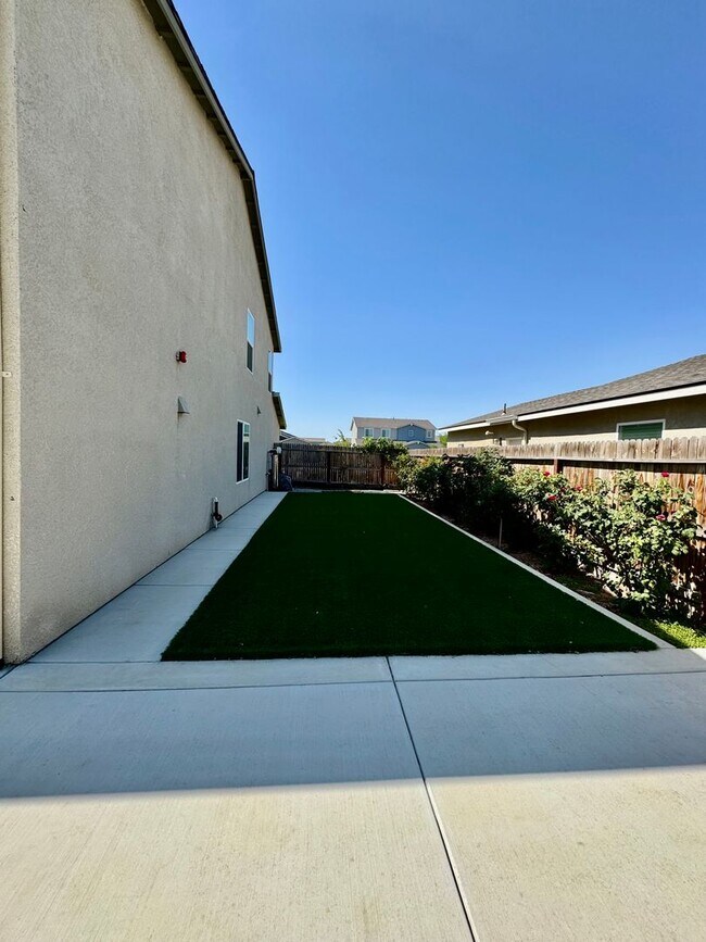 Building Photo - Huge 5 Bedroom + Den, 3 Bath Home Close to...