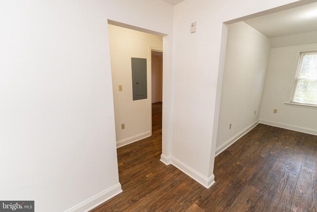 Building Photo - 802 Travers St