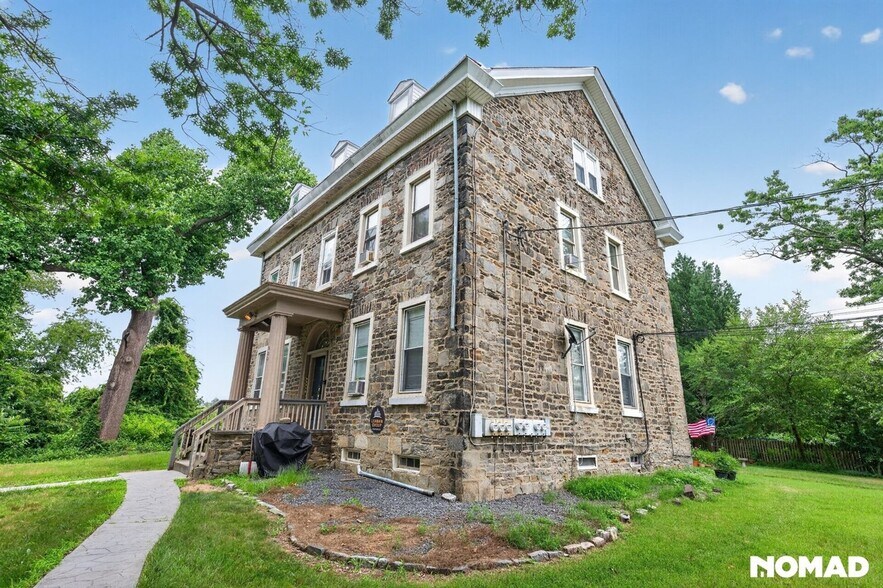 Building Photo - 300 Woodbury Terrace