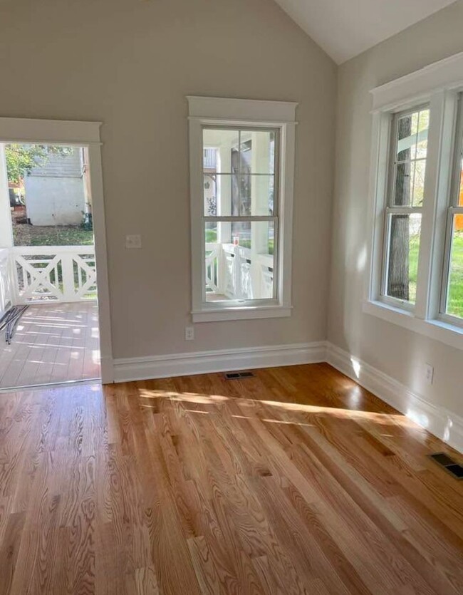 Building Photo - Beautiful picturebook 2 bed/1.5 bath cotta...